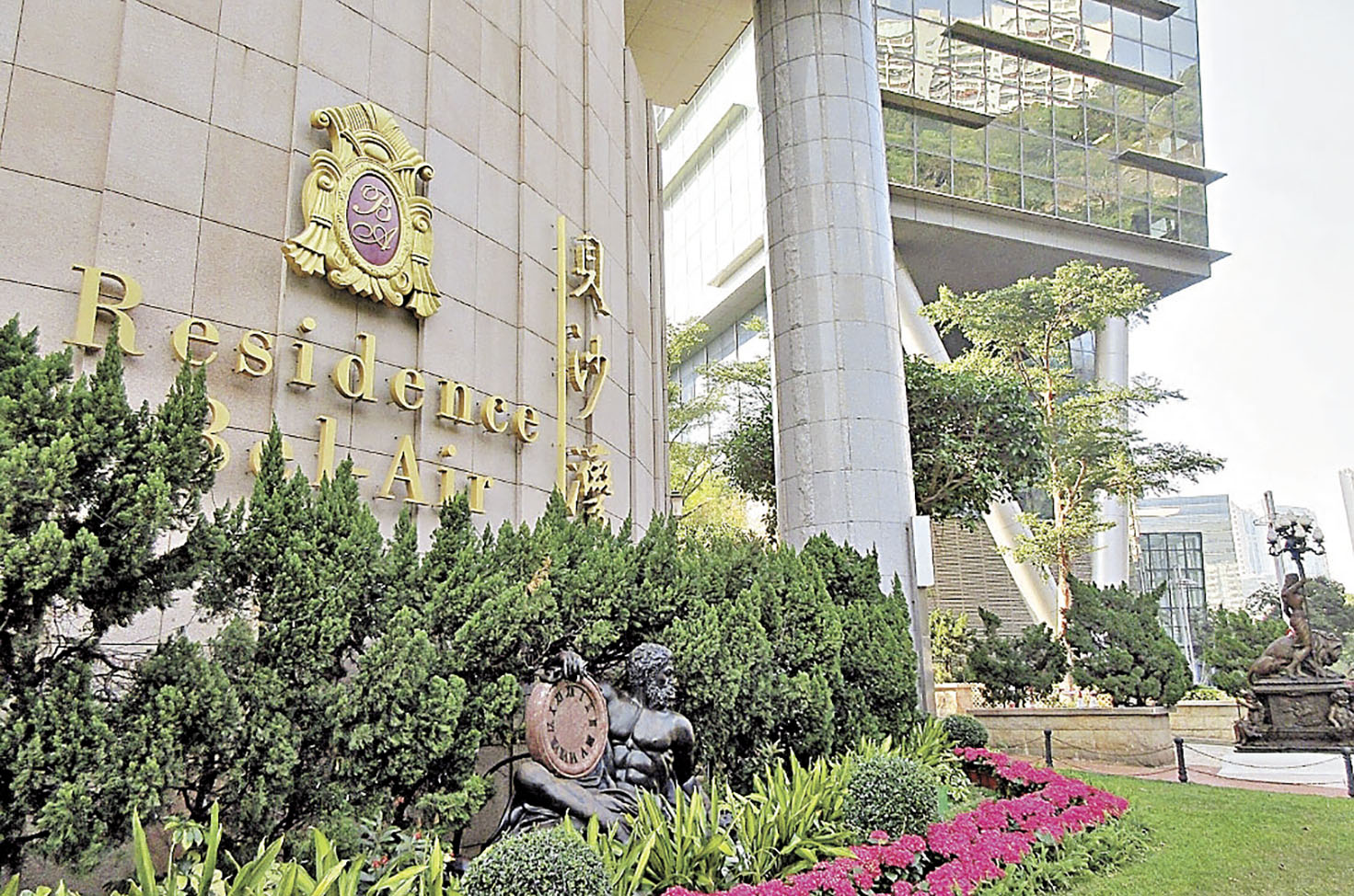 ■貝沙灣住宅大門口。