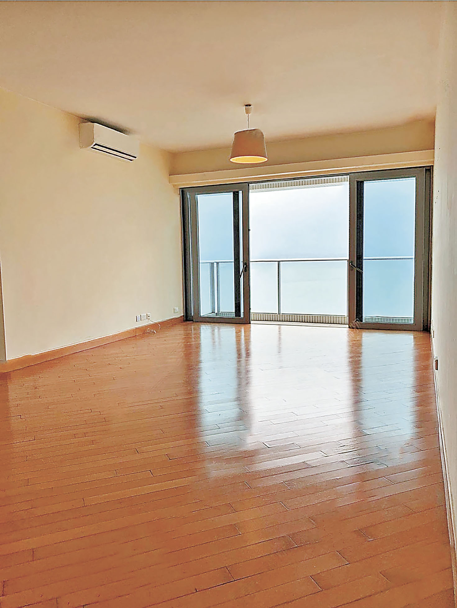 ■貝沙灣長形大客飯廳，走出露台可遠眺無敵海景。