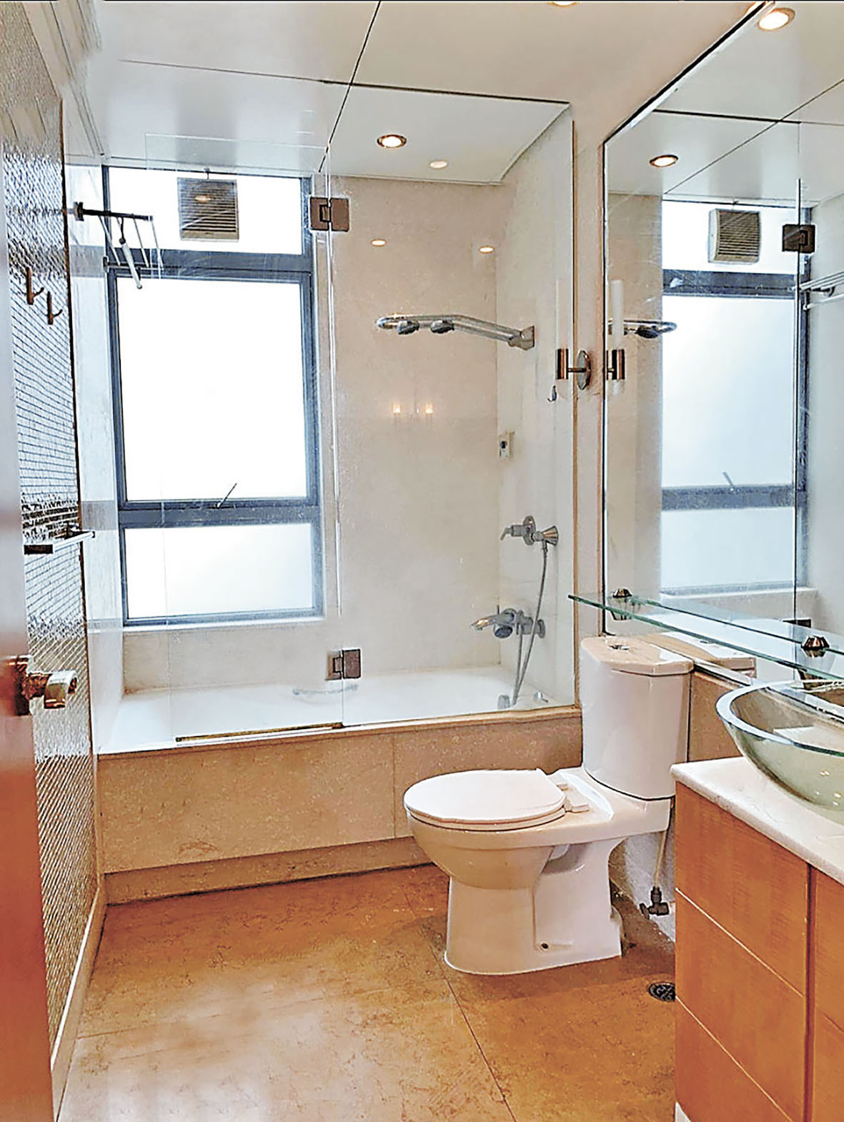 ■浴室空間夠大，浴缸旁有大玻璃窗，可邊浸浴邊欣賞海景。