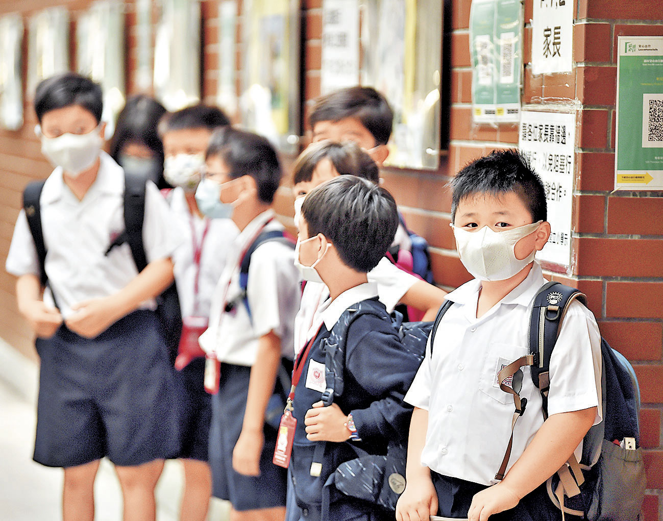 ■在「自行分配學位」階段，家長可向任何一所官立或資助小學遞交申請表。資料圖片