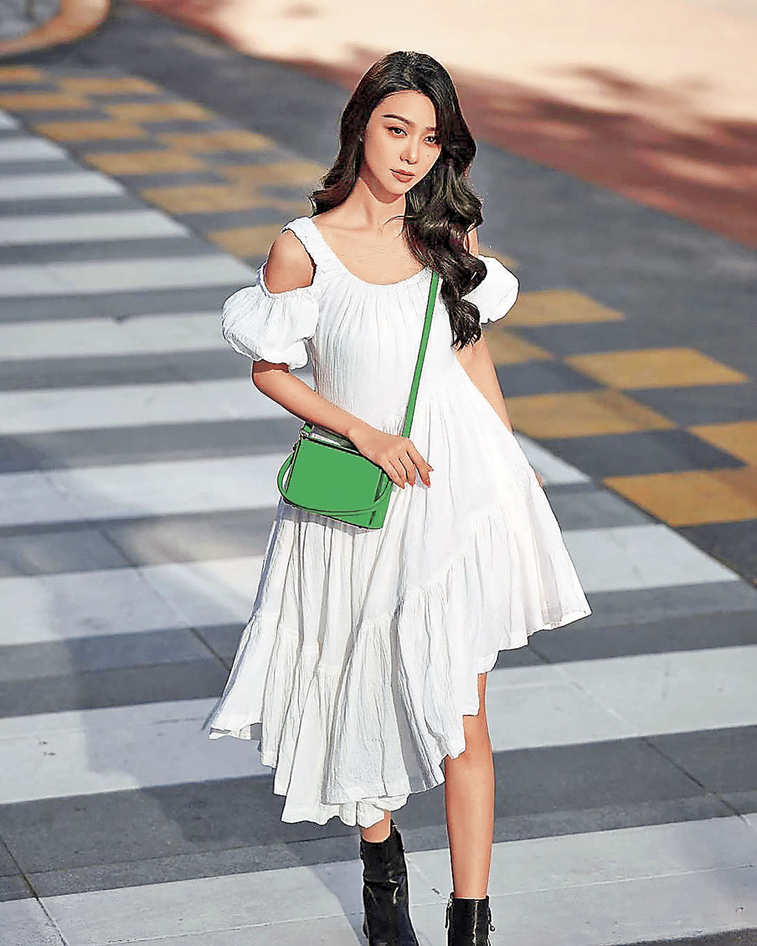 ■薛凱琪親自演繹品牌泡泡袖連衣裙。