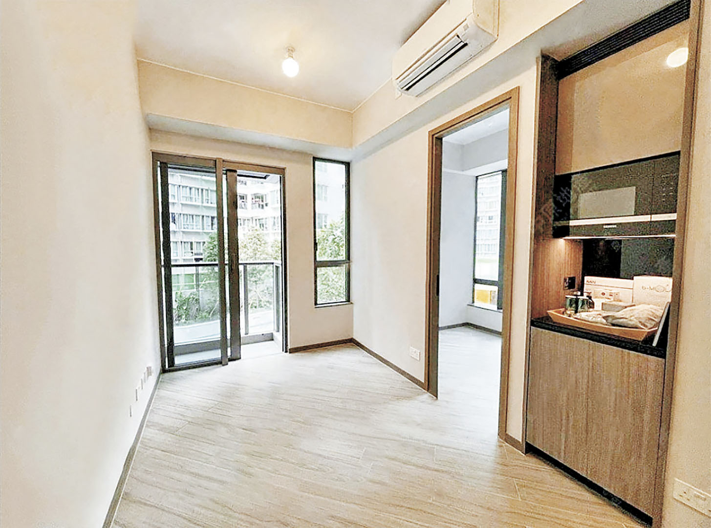 ■長方形大廳連接露台。