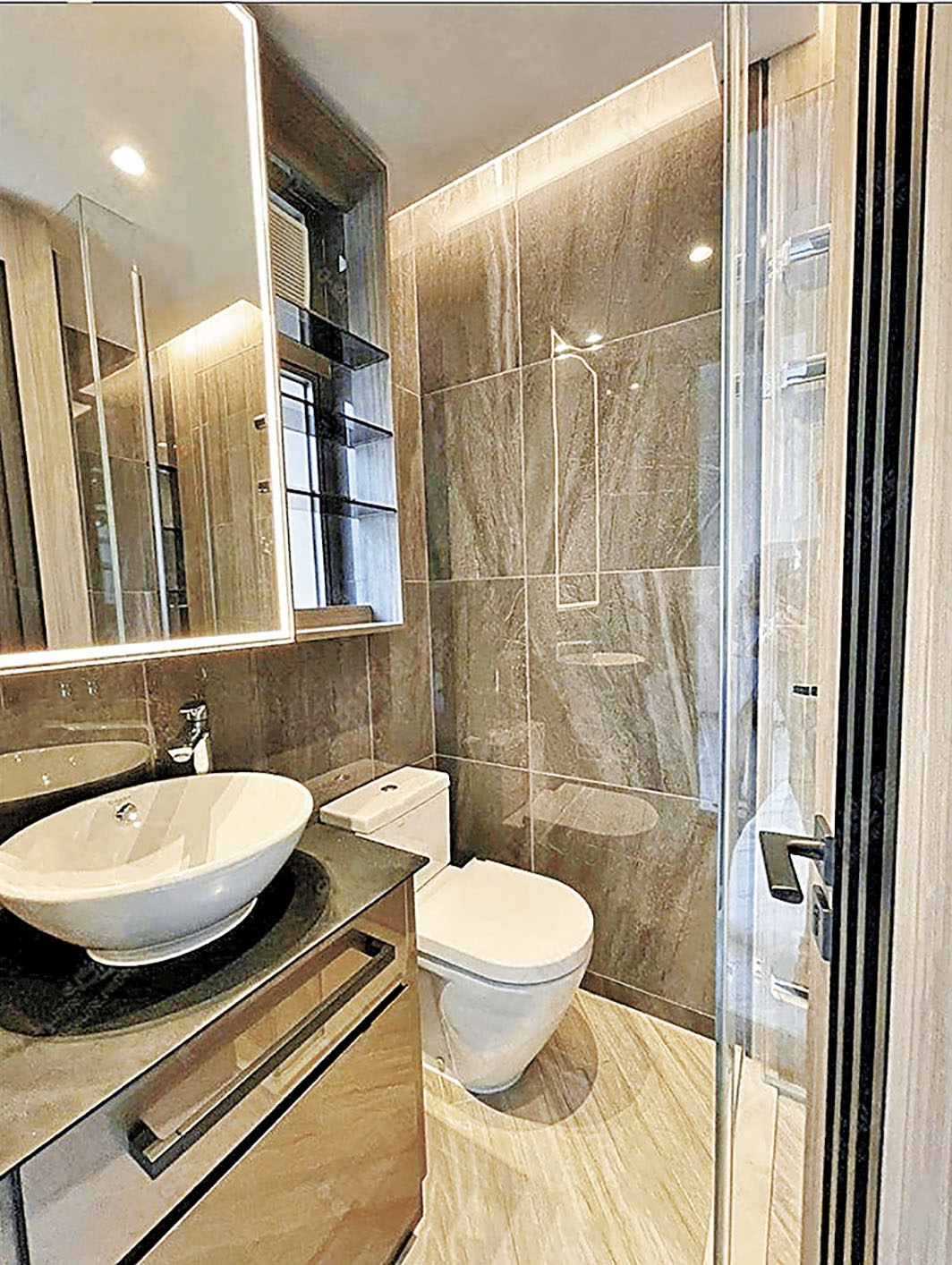 ■廁所大型玻璃鏡配合柔和燈光。