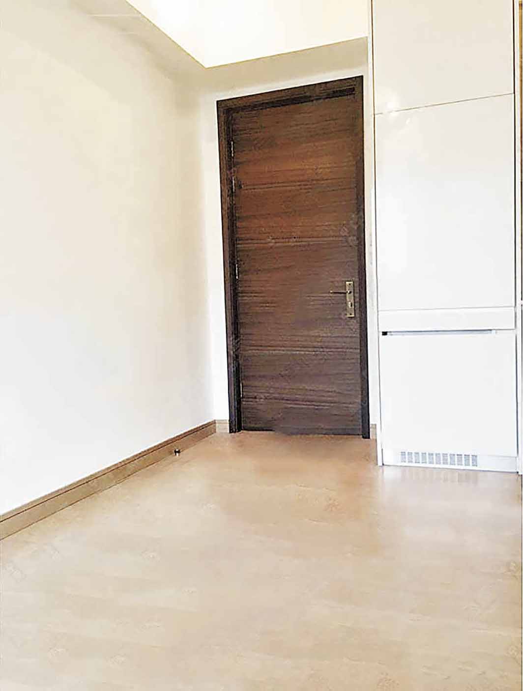 ■大門口處設有大型裝飾櫃。