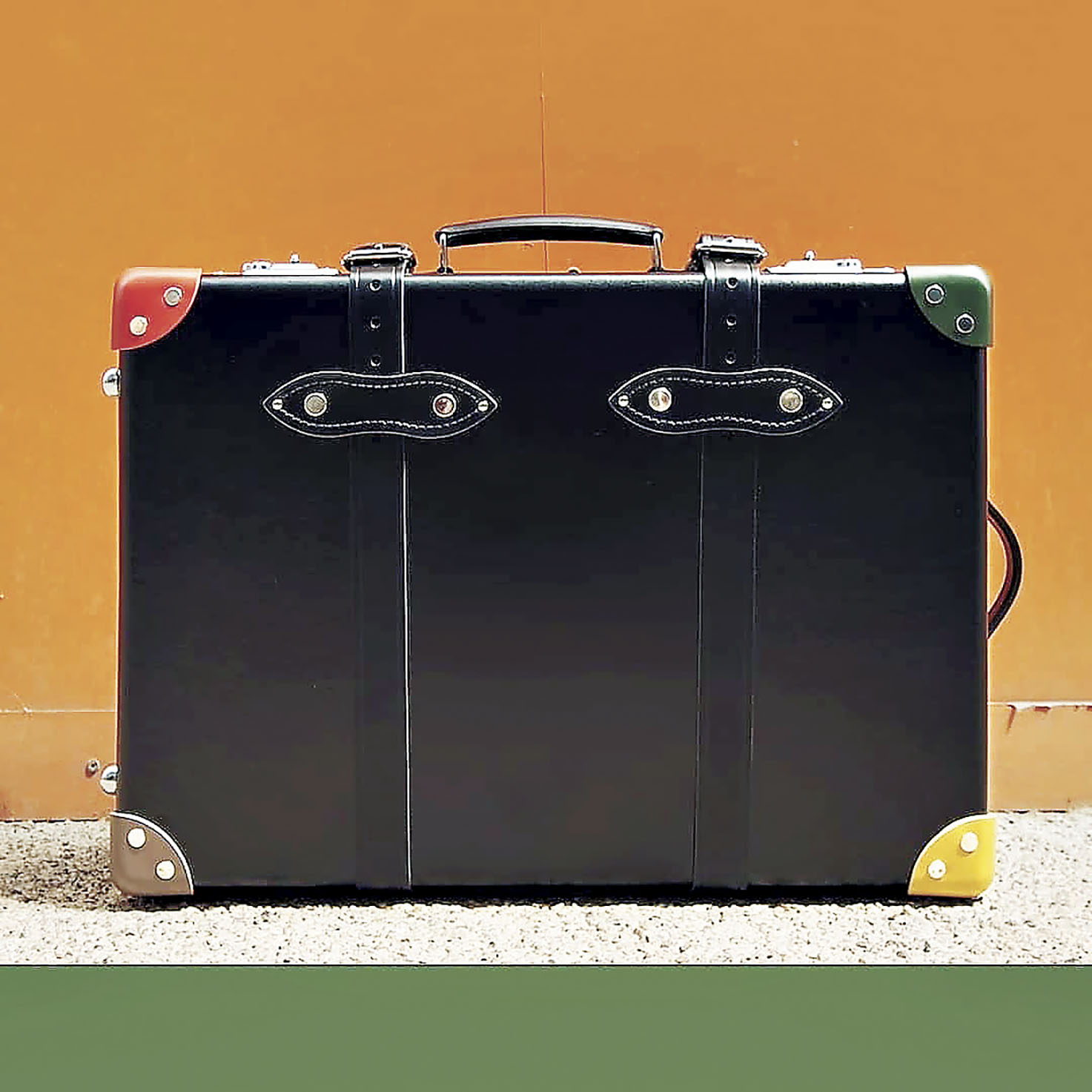 ■與Paul Smith聯乘特別版行李篋。