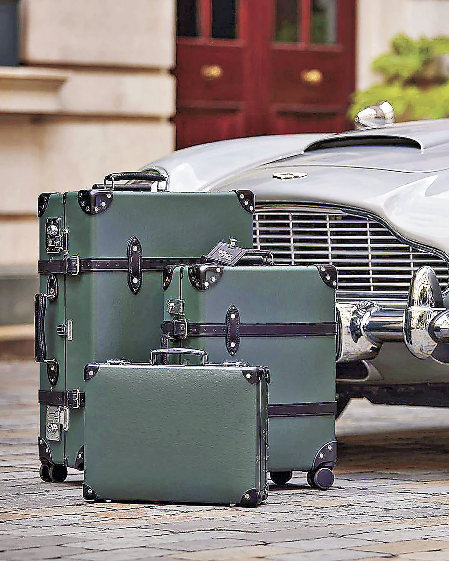 ■占士邦出行用的行李箱和公事篋。