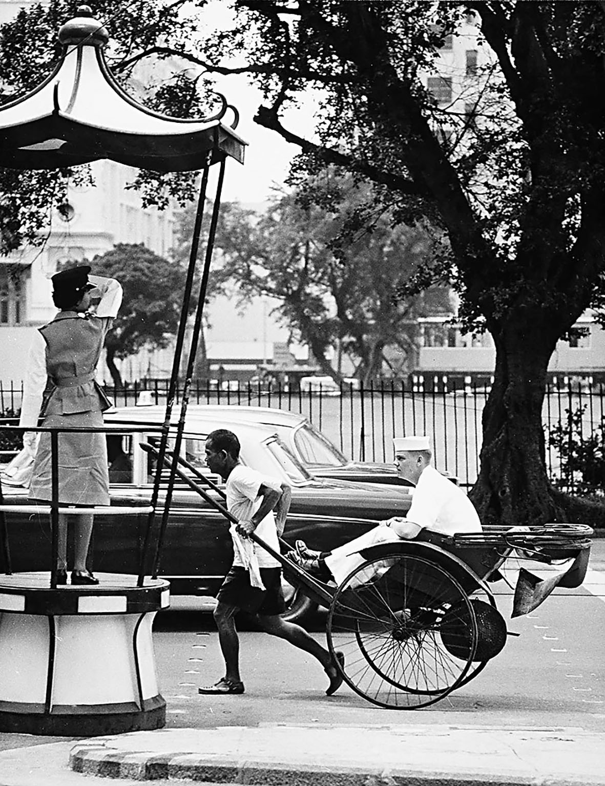 ■1965年人力車盛行，交通員在交通亭內指揮交通。
