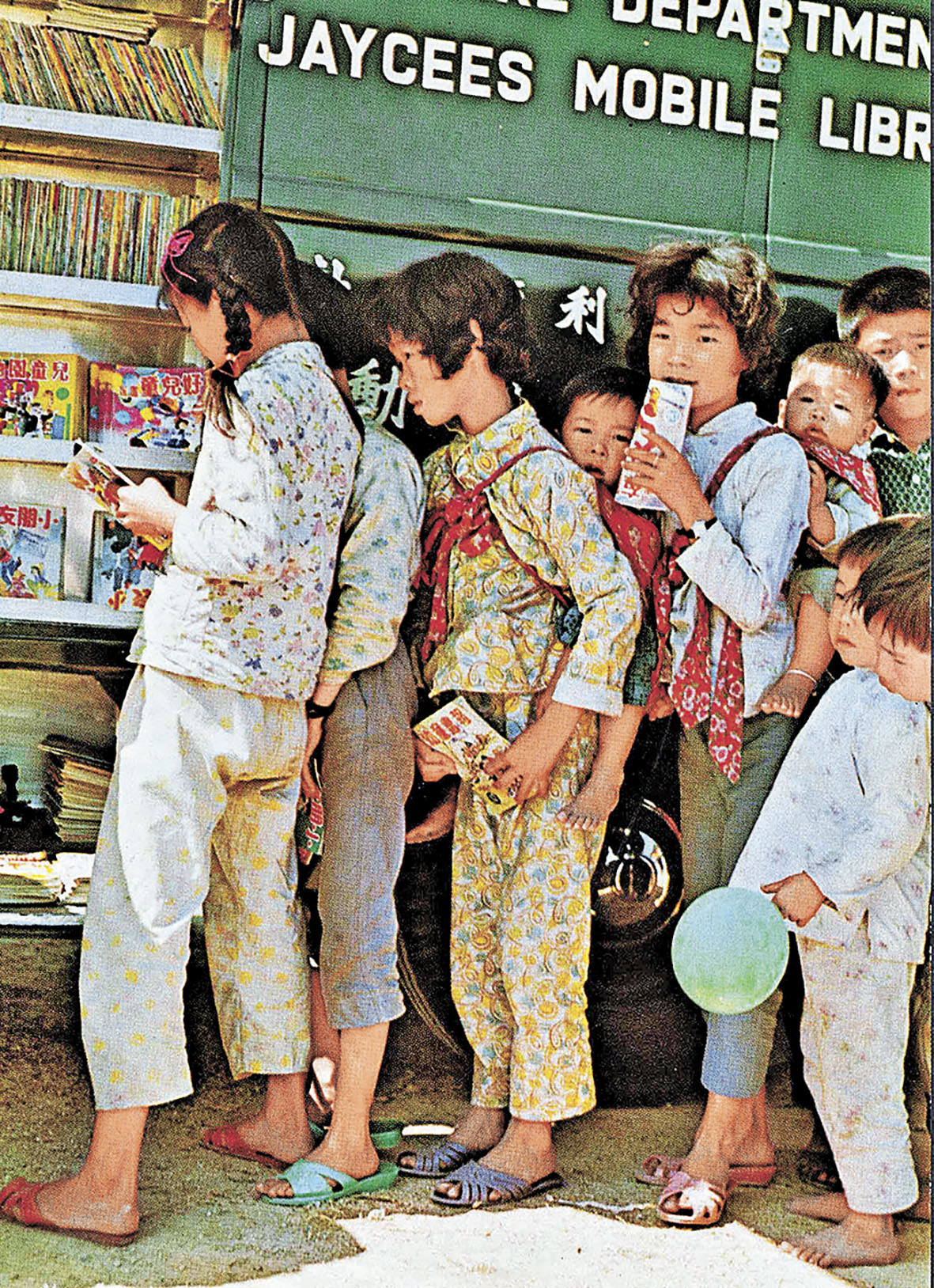 ■1965年，兒童在流動圖書車前閱讀。