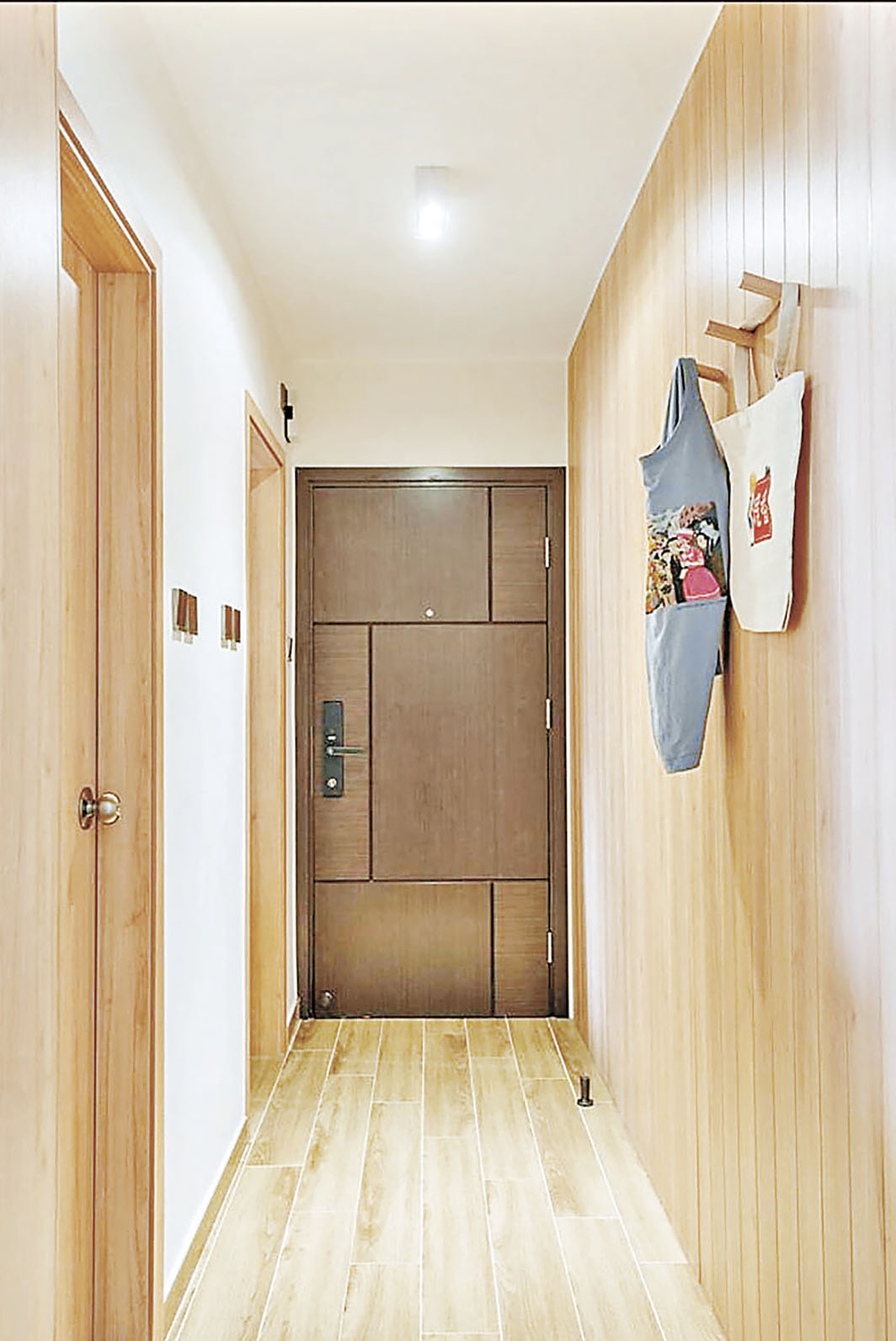 ■大門口走廊配以裝飾木牆。