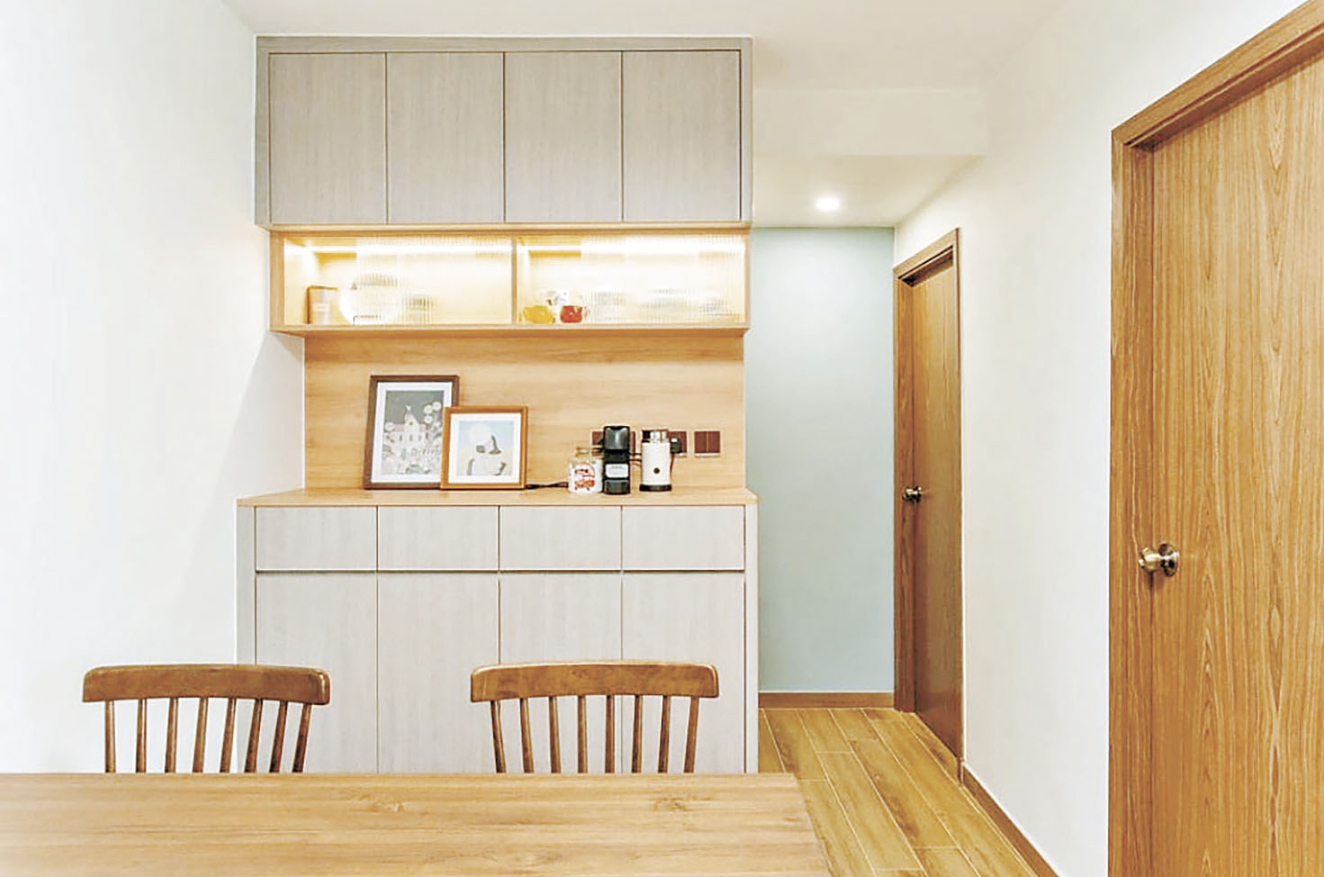 ■客飯廳淺灰木色儲物櫃，配置玻璃及柔和燈光。