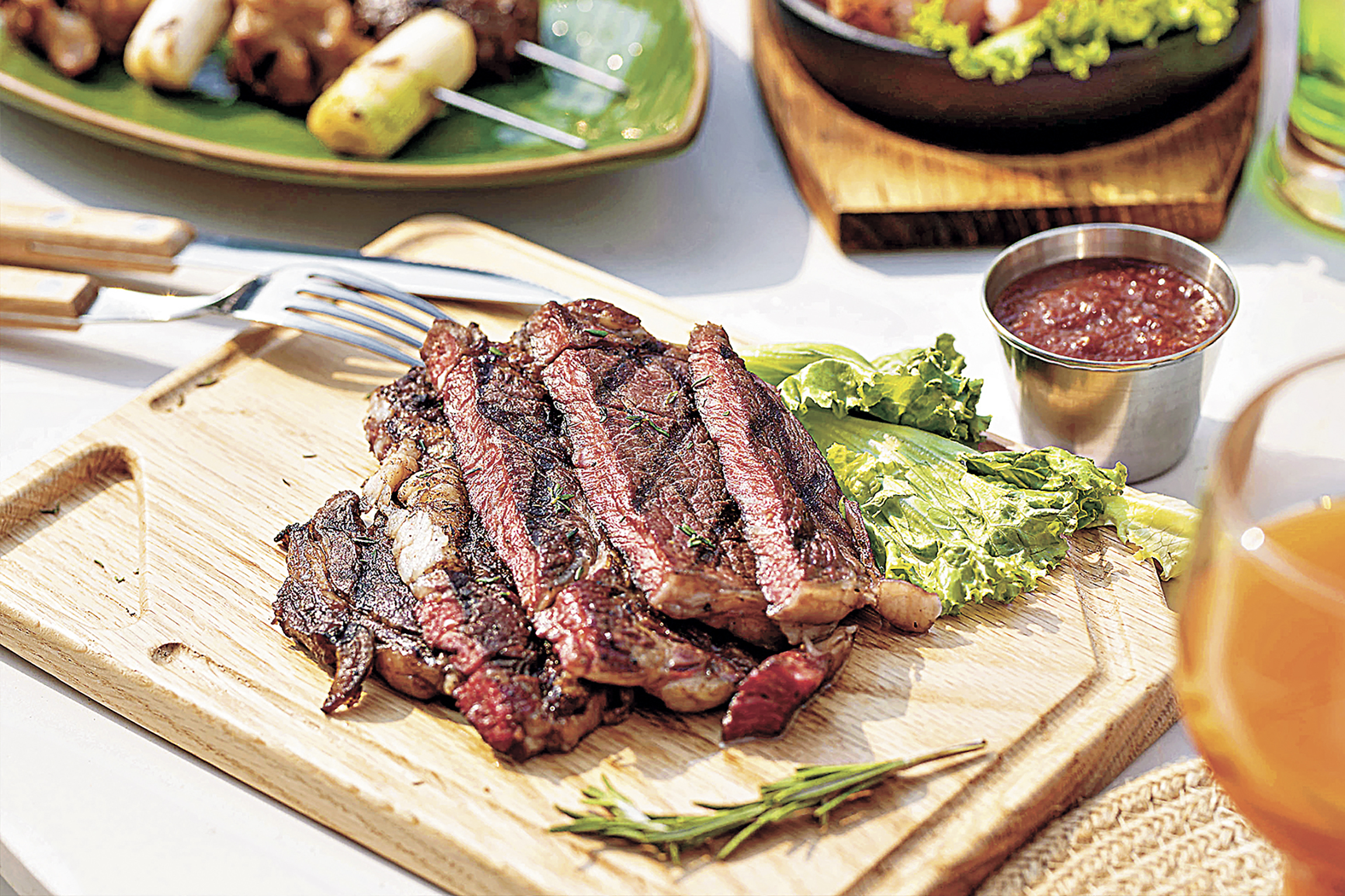 ■安格斯肉眼牛扒肉嫩多汁。