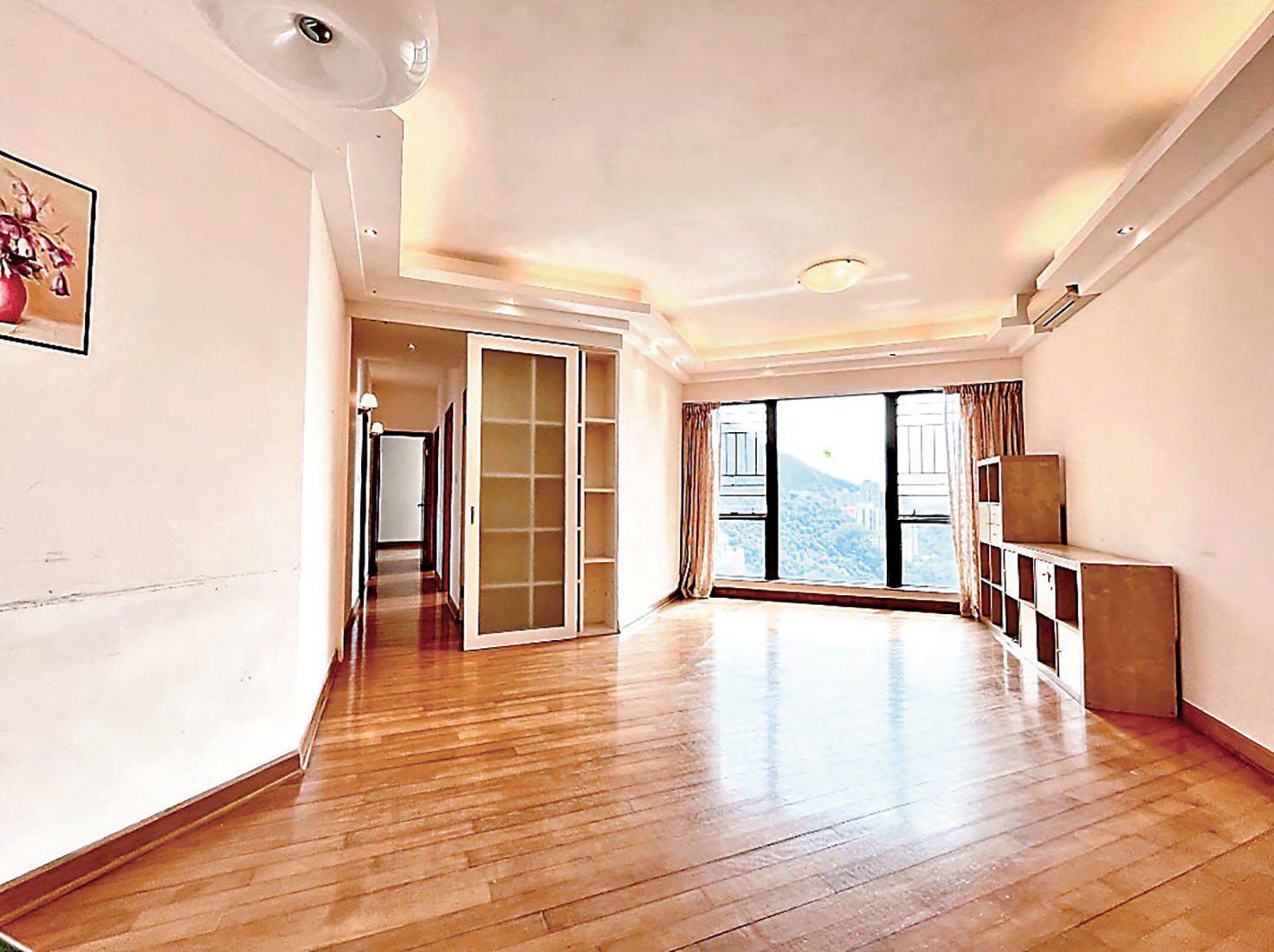 ■形狀不規則的巨型客飯廳。