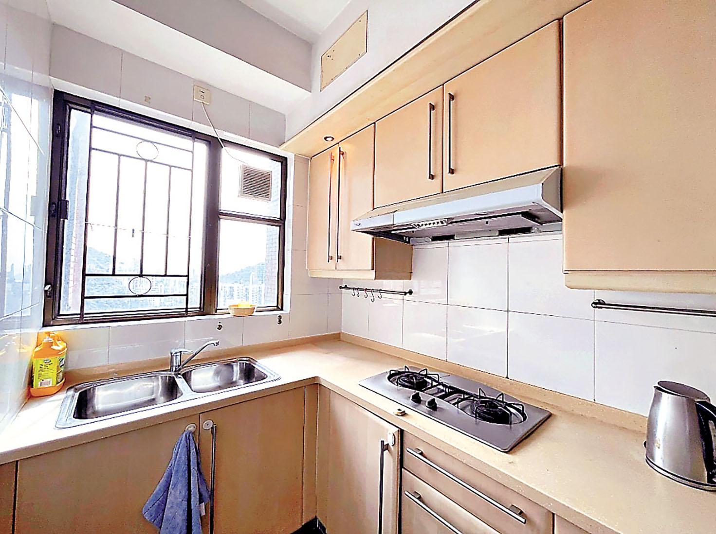 ■廚房使用L形煮食枱。