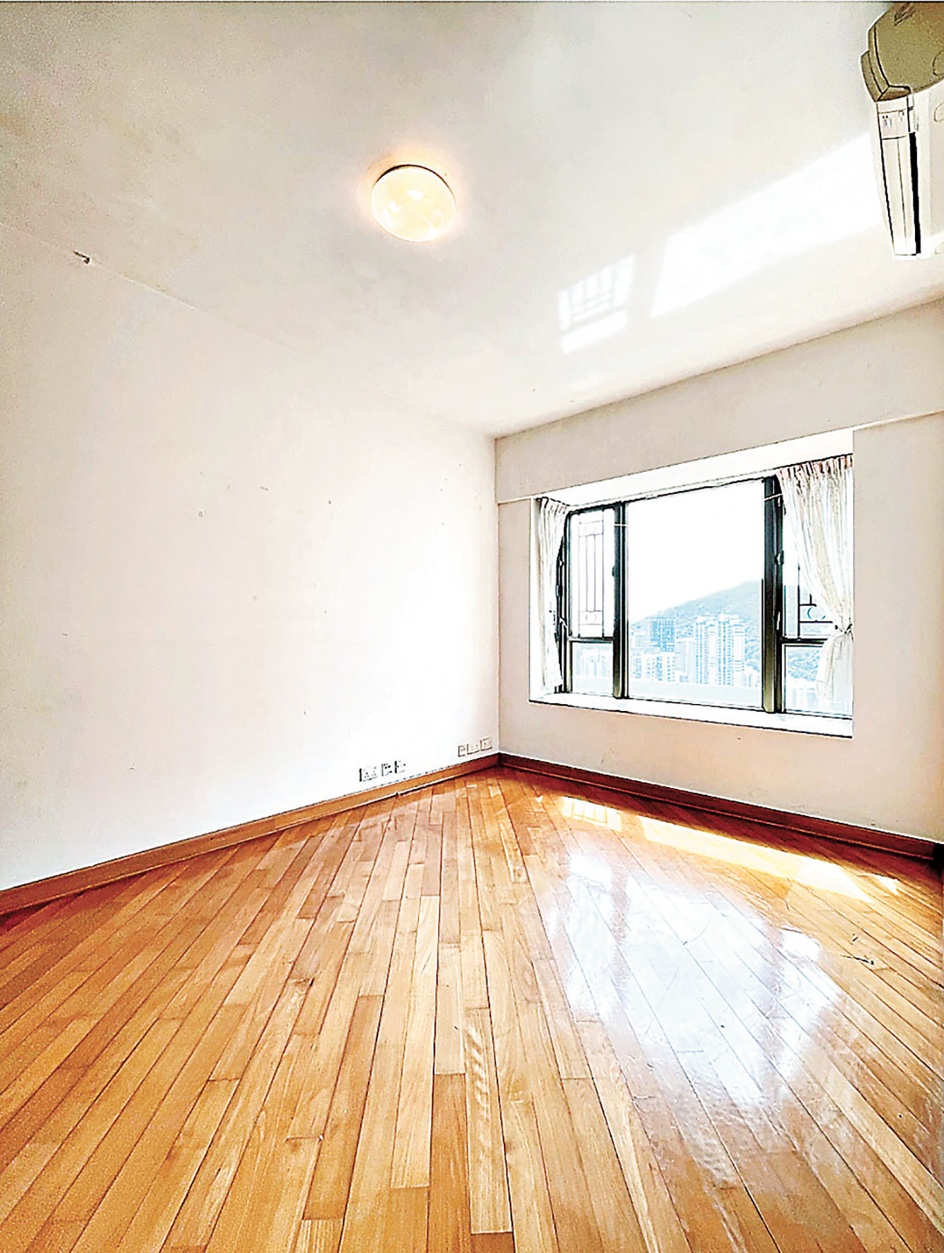 ■主人房寬敞，可安放大型傢具。