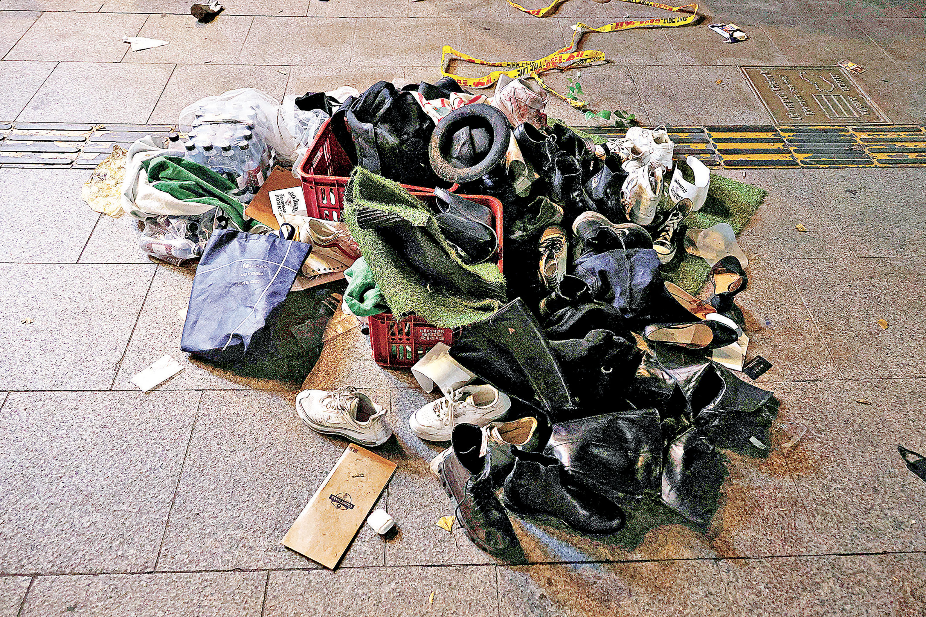 ■發生人踩人時不要去拾掉下的物品。 路透社