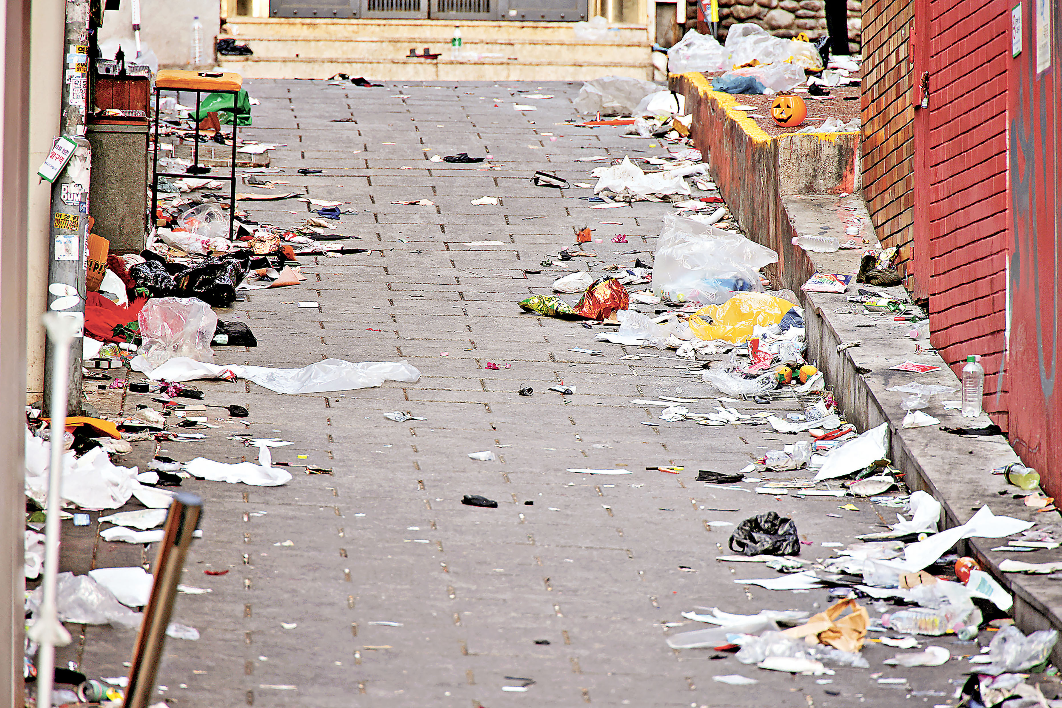 ■意外現場為窄巷及斜路。 路透社