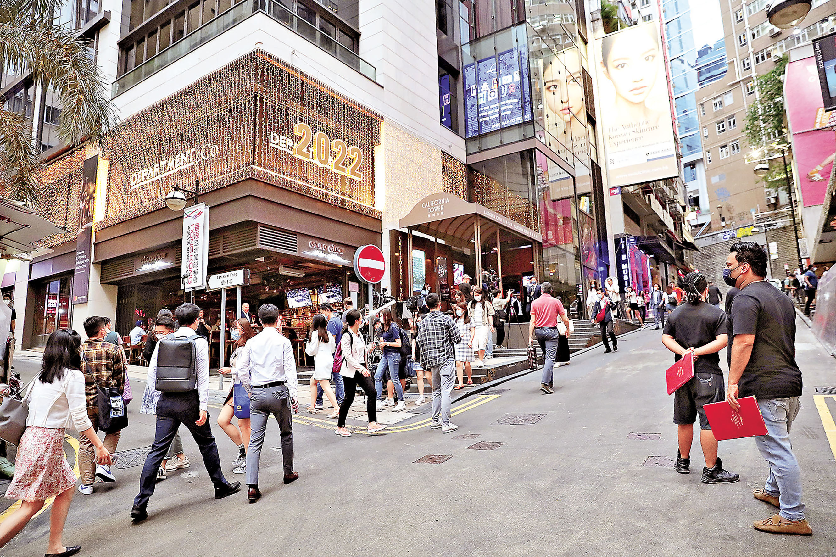 ■蘭桂坊的斜路地形易生意外。 資料圖片