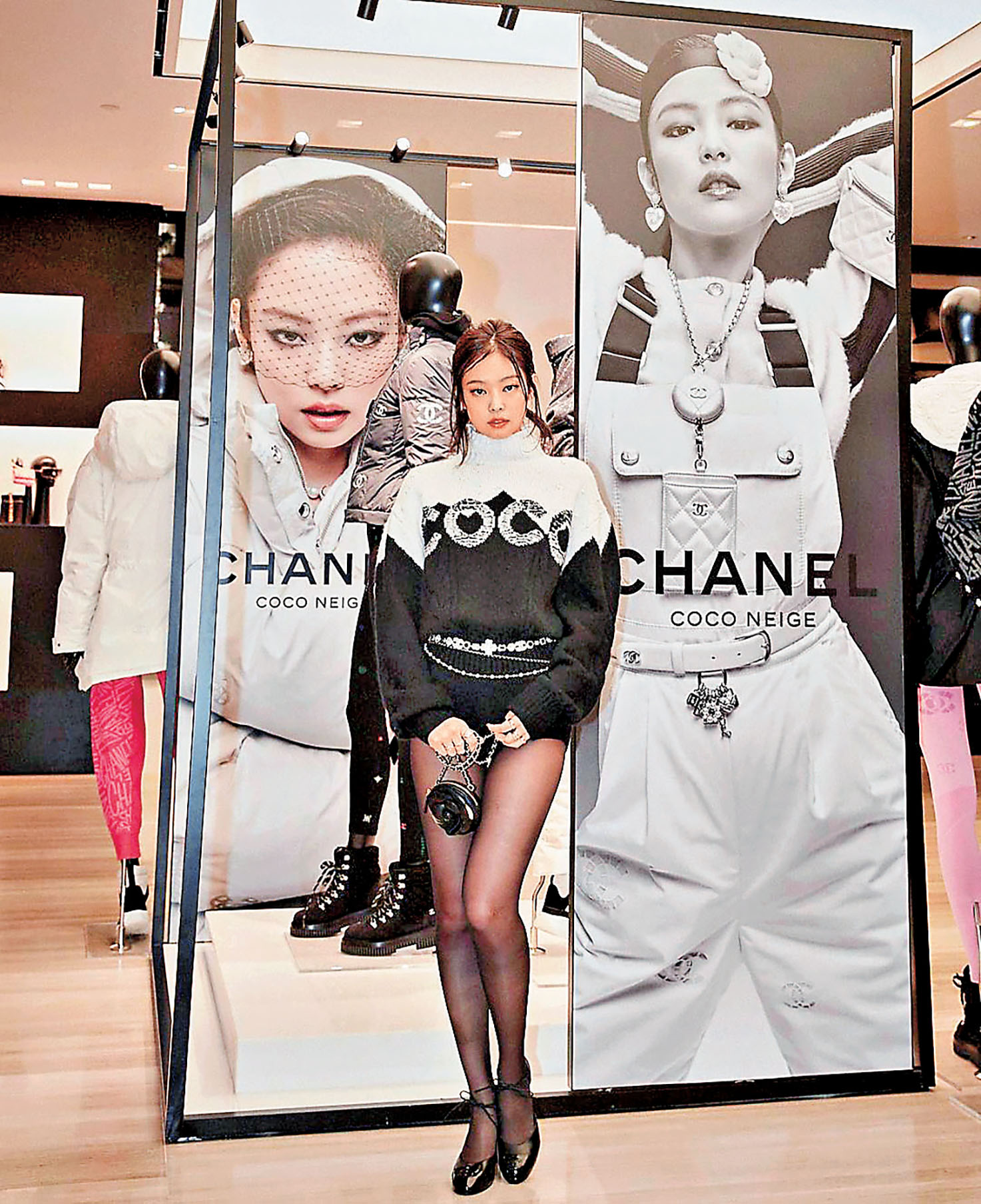 ■Jennie搭配CHANEL圓形「小廢包」。 lg@jennierubyjane