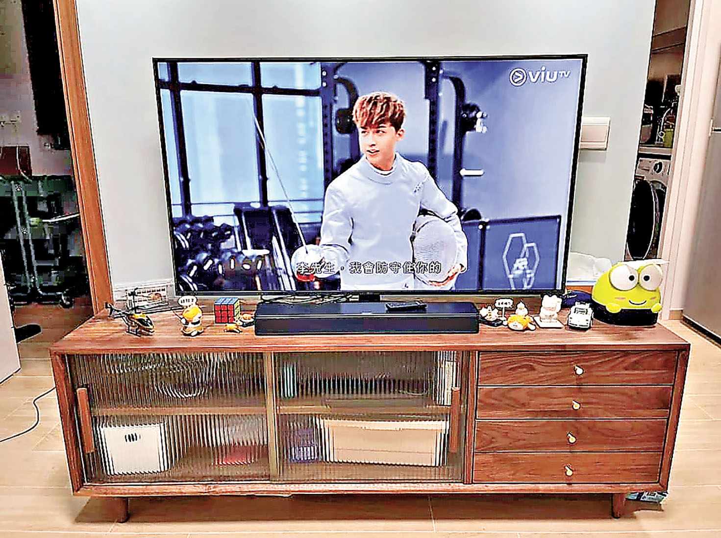 ■胡桃木電視櫃的玻璃門和櫃桶設計落足心思。