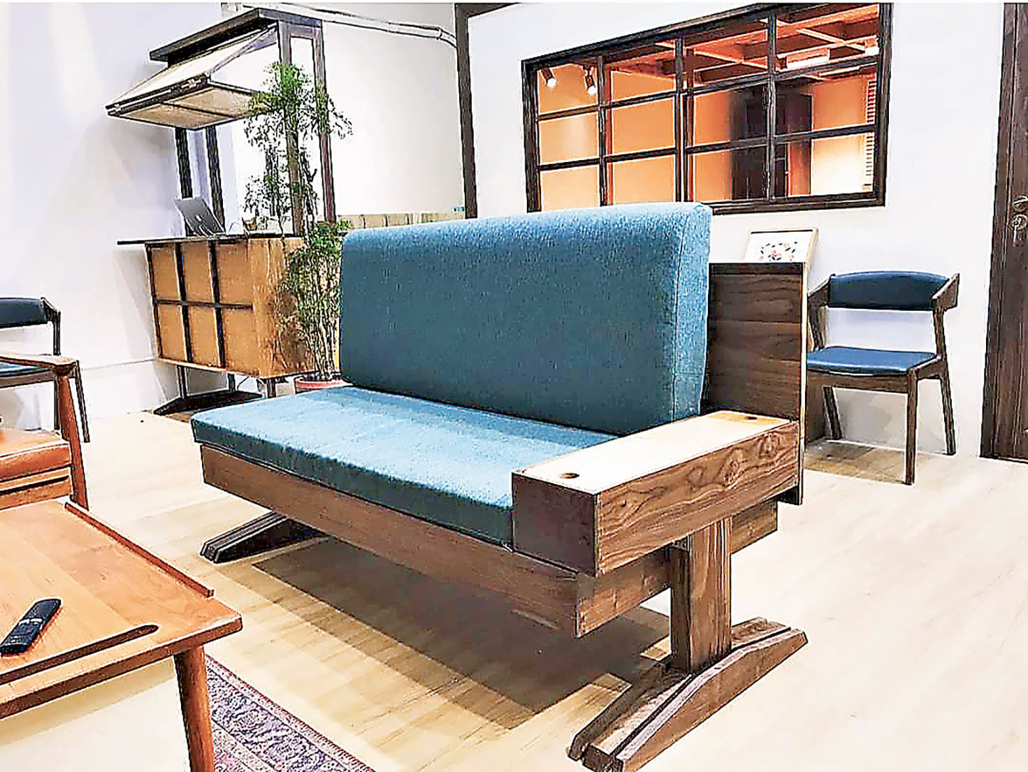 ■原木製梳化更像是一件功能藝術擺設。