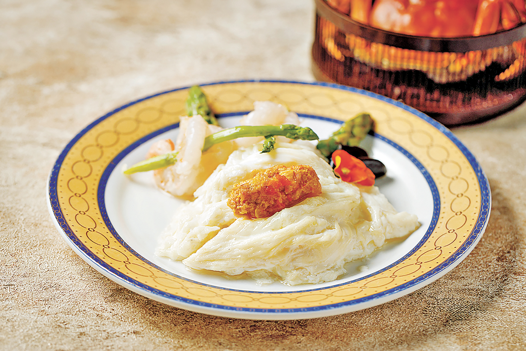 ■油蟹粉蘆筍蛋白虎蝦球。