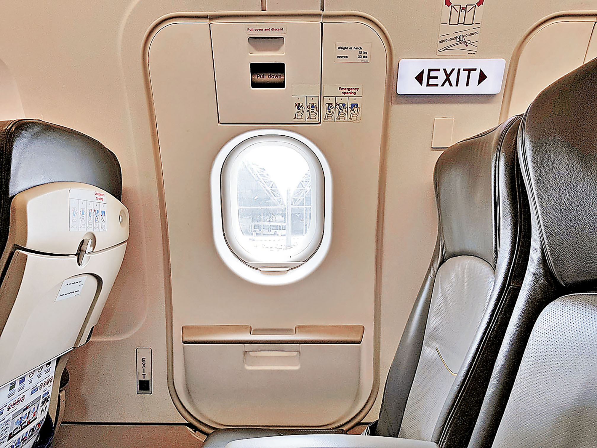 ■坐緊急出口位置須閱讀打開逃生門指引。