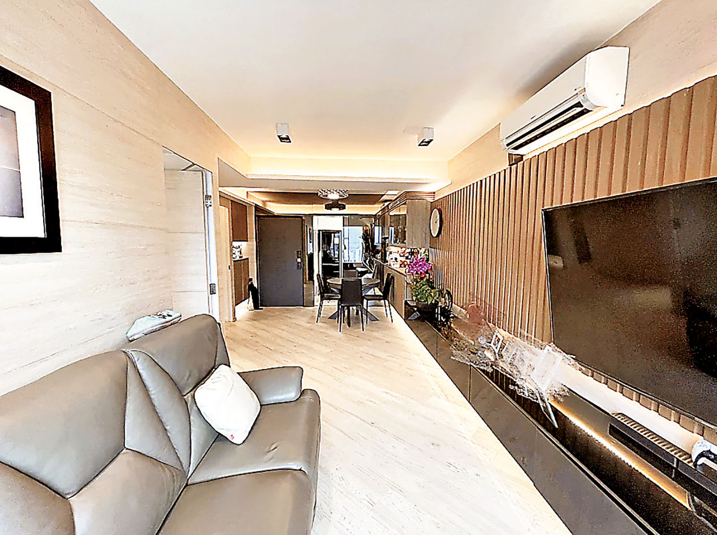 ■長形大廳，客飯廳布置分明。