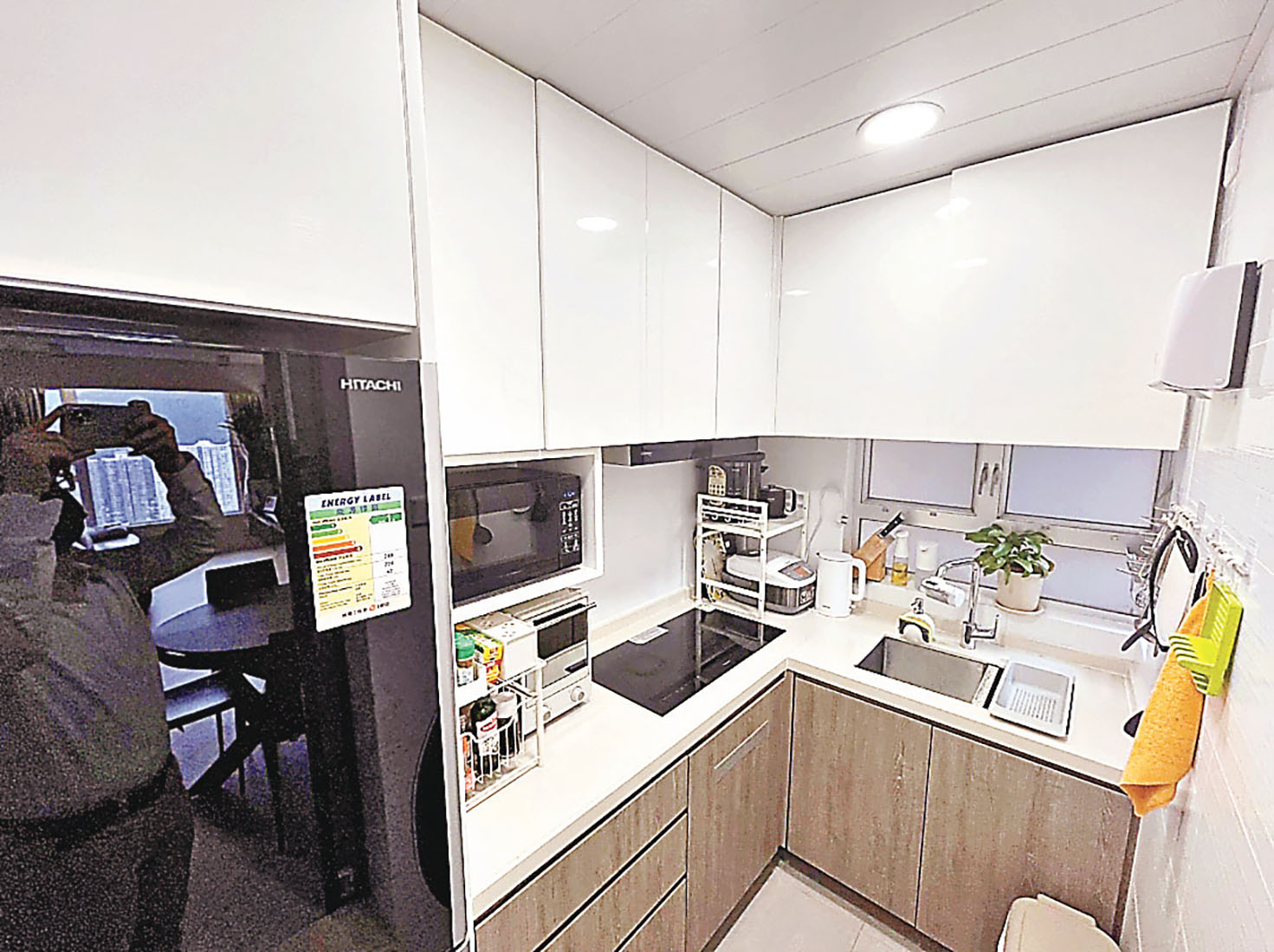 ■L形櫃枱，煮食爐和洗手盆分隔用。