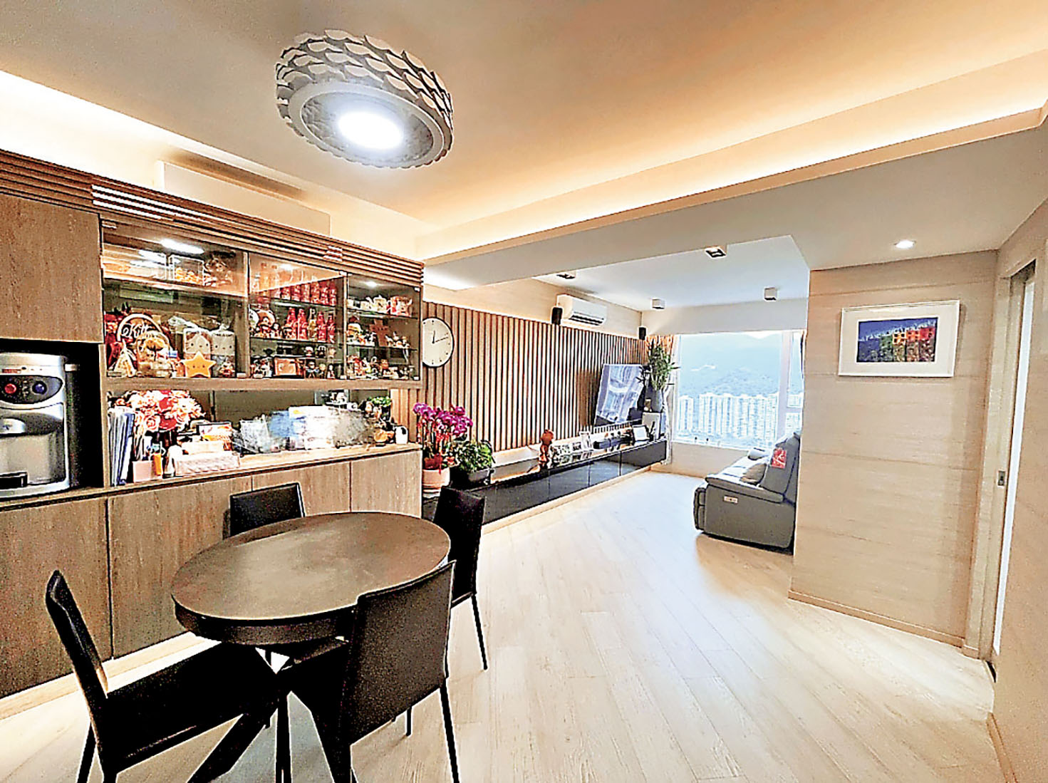 ■飯廳設有大型儲物飾櫃。