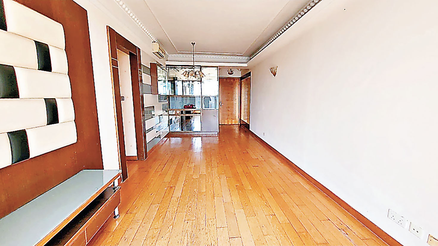 ■長方形大廳配備裝飾電視牆。