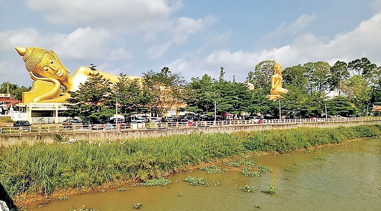 ■邦巴功河岸上的卧佛和半坐佛像。