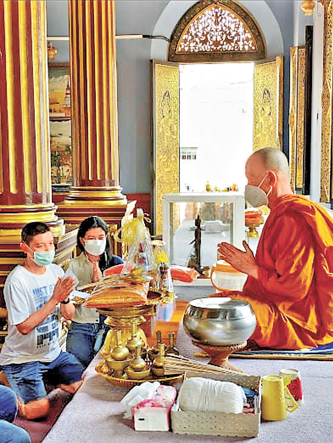 ■Kaeo Phichit寺內有高僧為信眾解難。