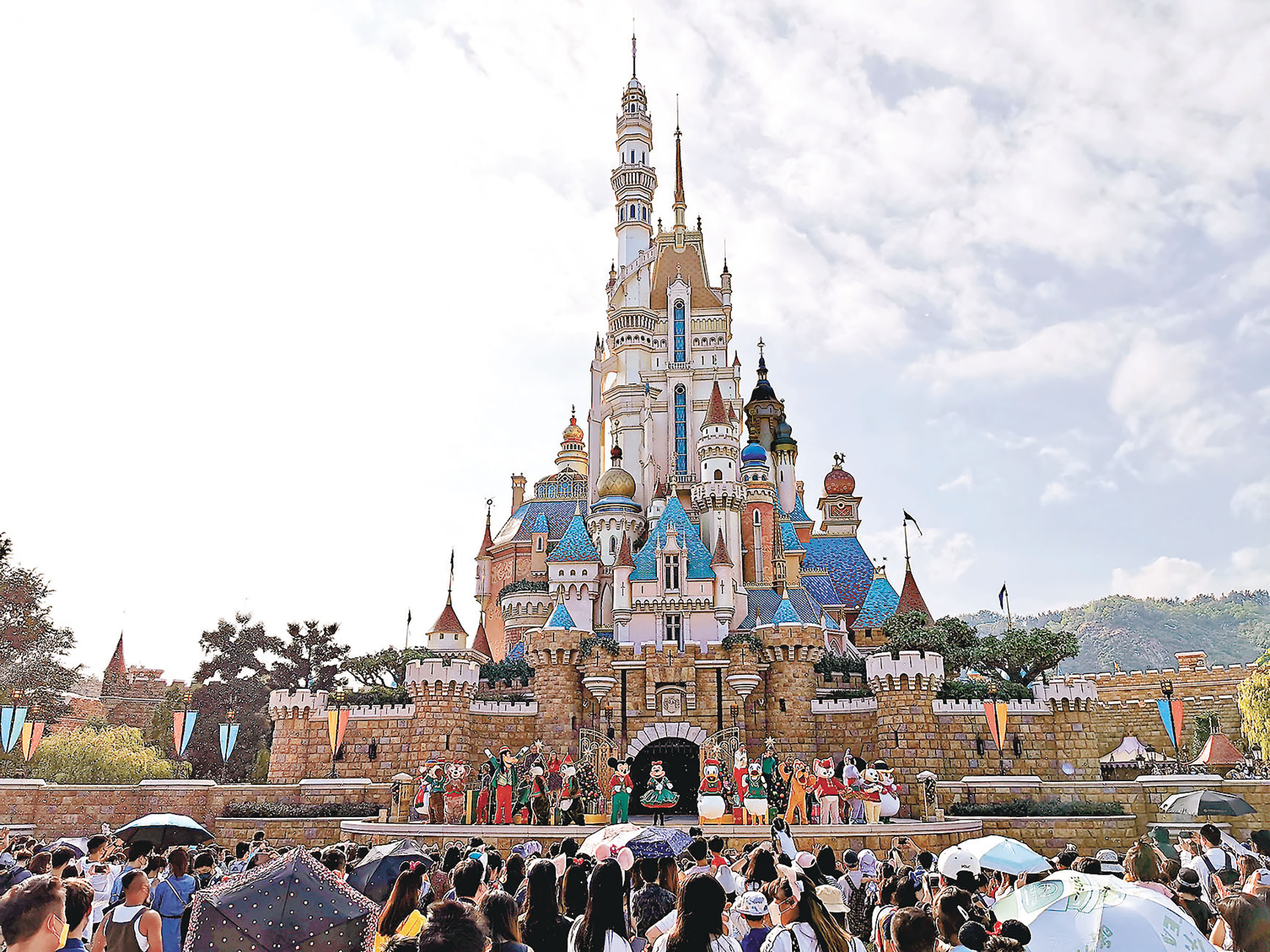 ■米奇與好友開聖誕舞會，LinaBell首次參與其中。