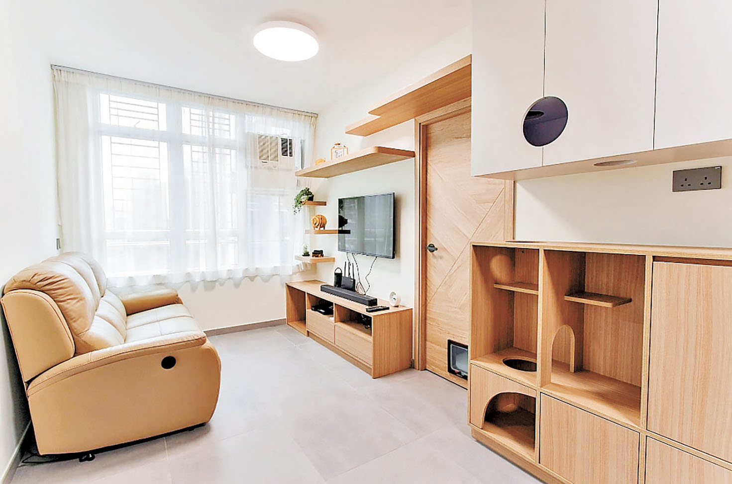 ■ 大廳右邊的木櫃，是專為主子而訂製的遊樂場。