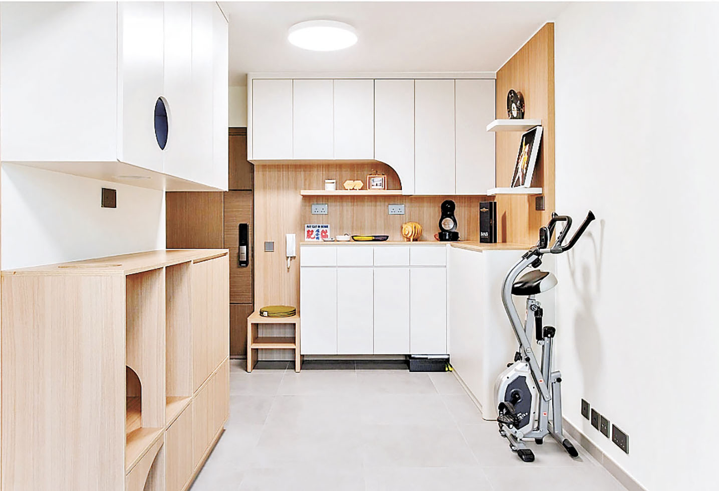 ■打開大門入內，迎面的是木製的C字櫃和吊櫃等。