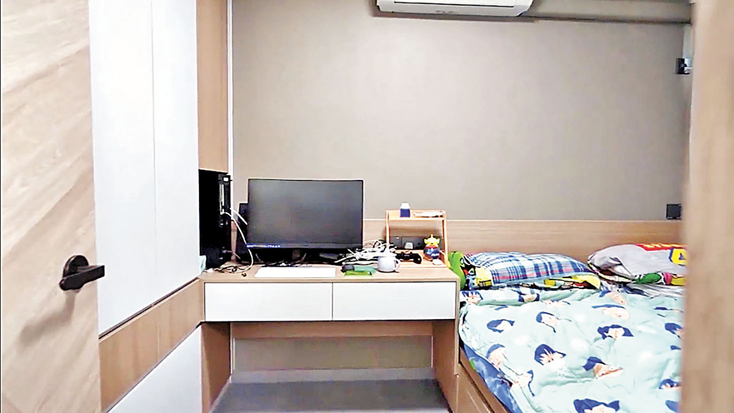 ■睡房大床、書枱和衣櫃都是木系傢具。