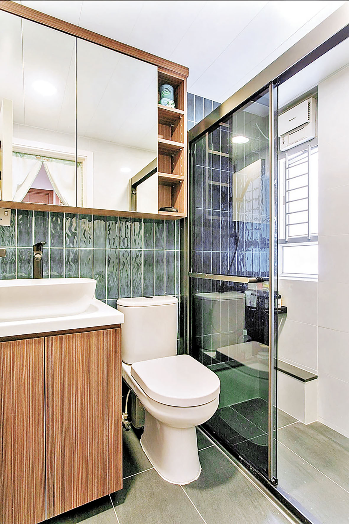 ■淋浴間用玻璃趟門與廁所分隔。