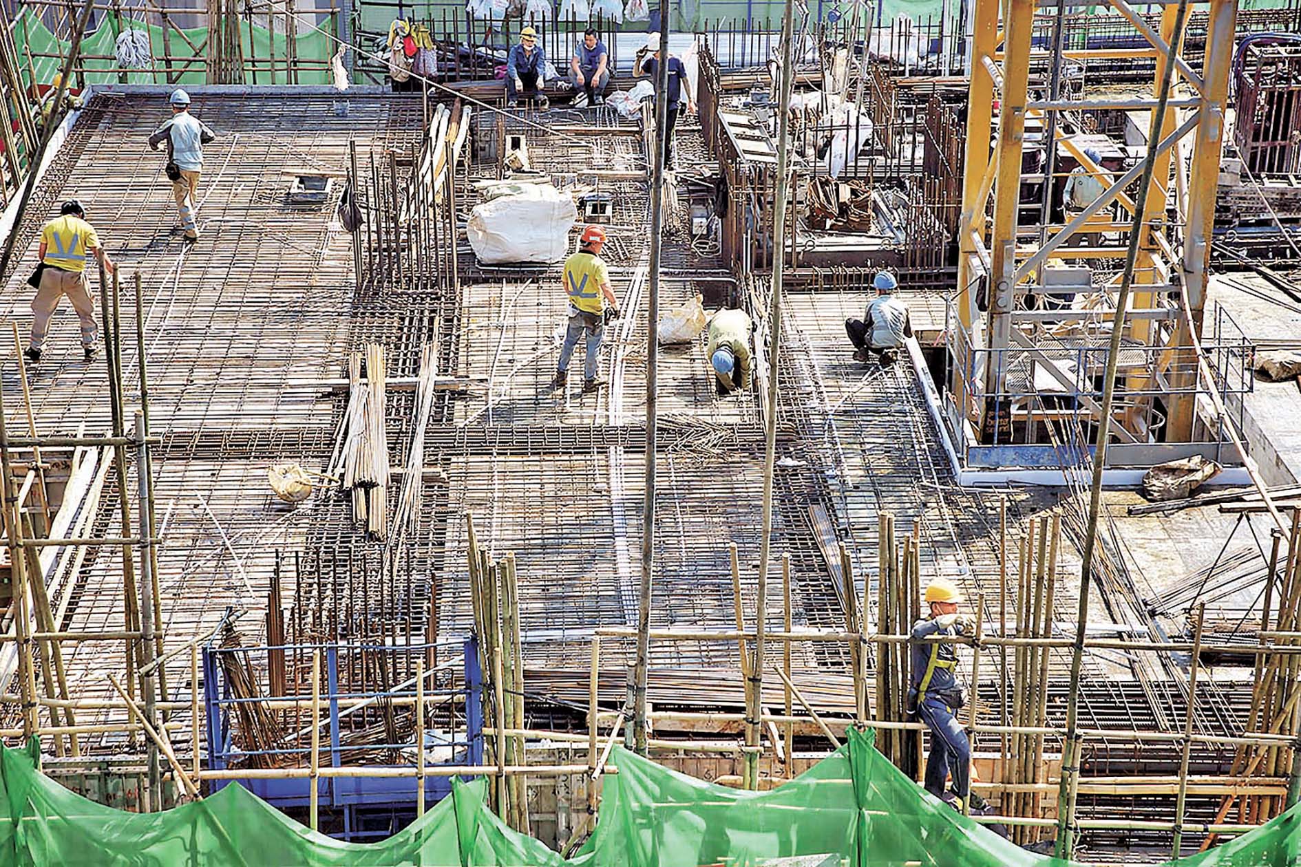 ■高空工作時,要防止建築物料從高空下墜。 資料圖片