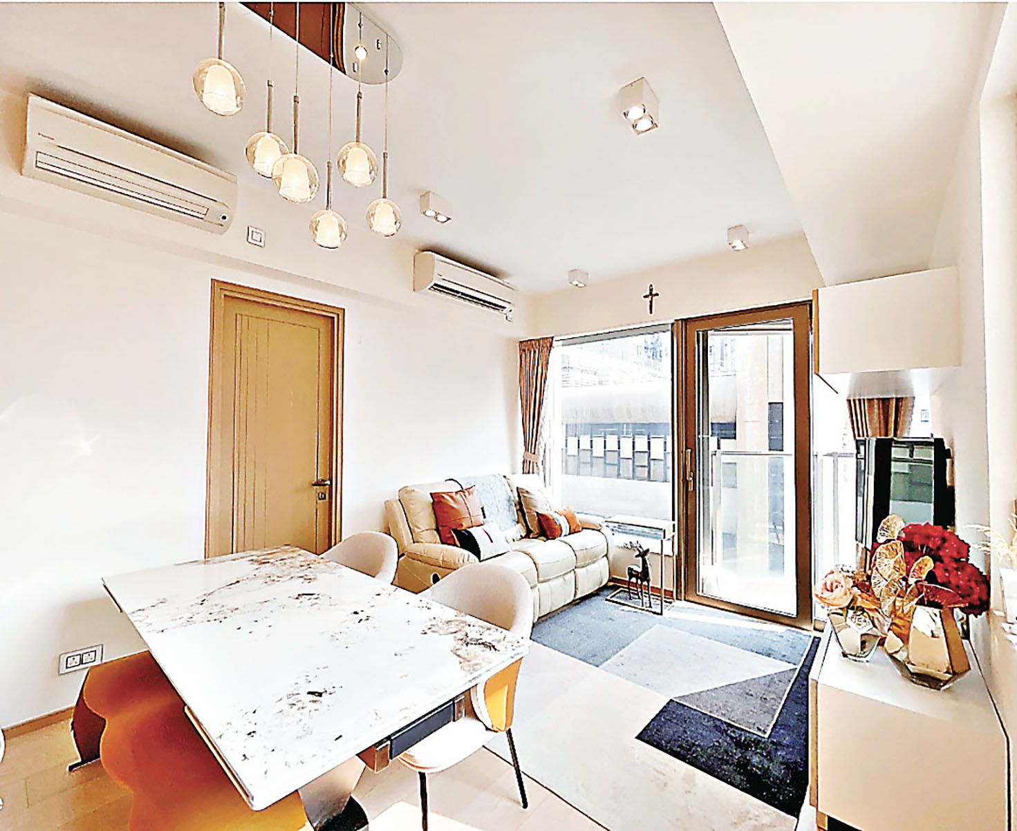 ■大廳間隔四正，設有小露台。