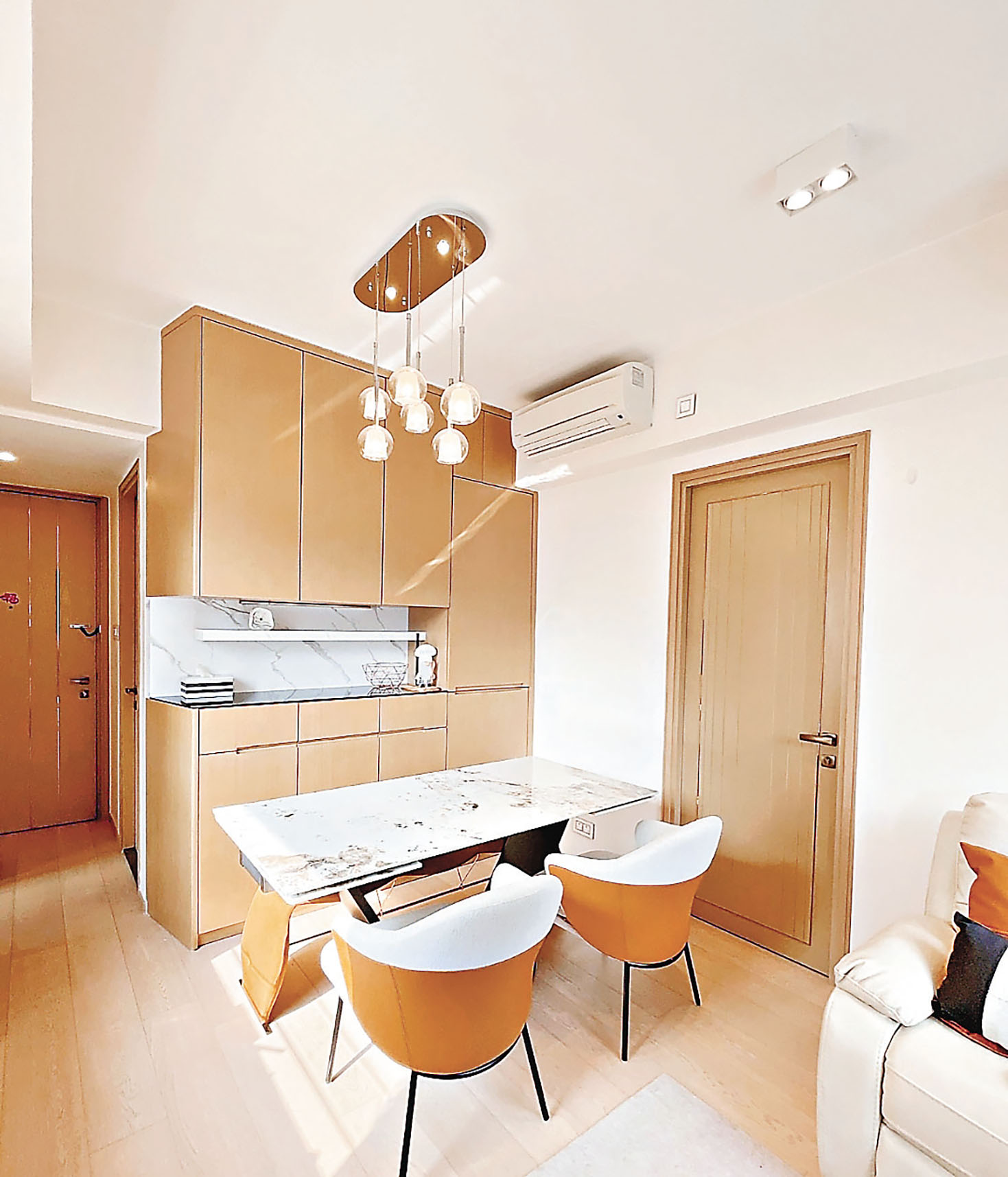 ■飯廳選用雲石餐枱，配以C字儲物櫃。