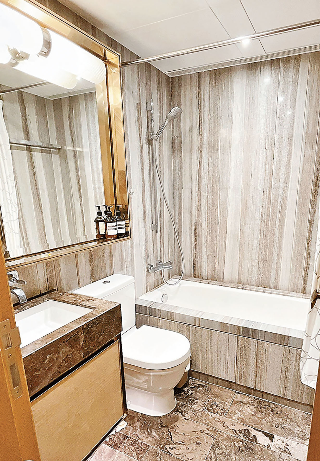 ■雲石浴缸和洗手盆。