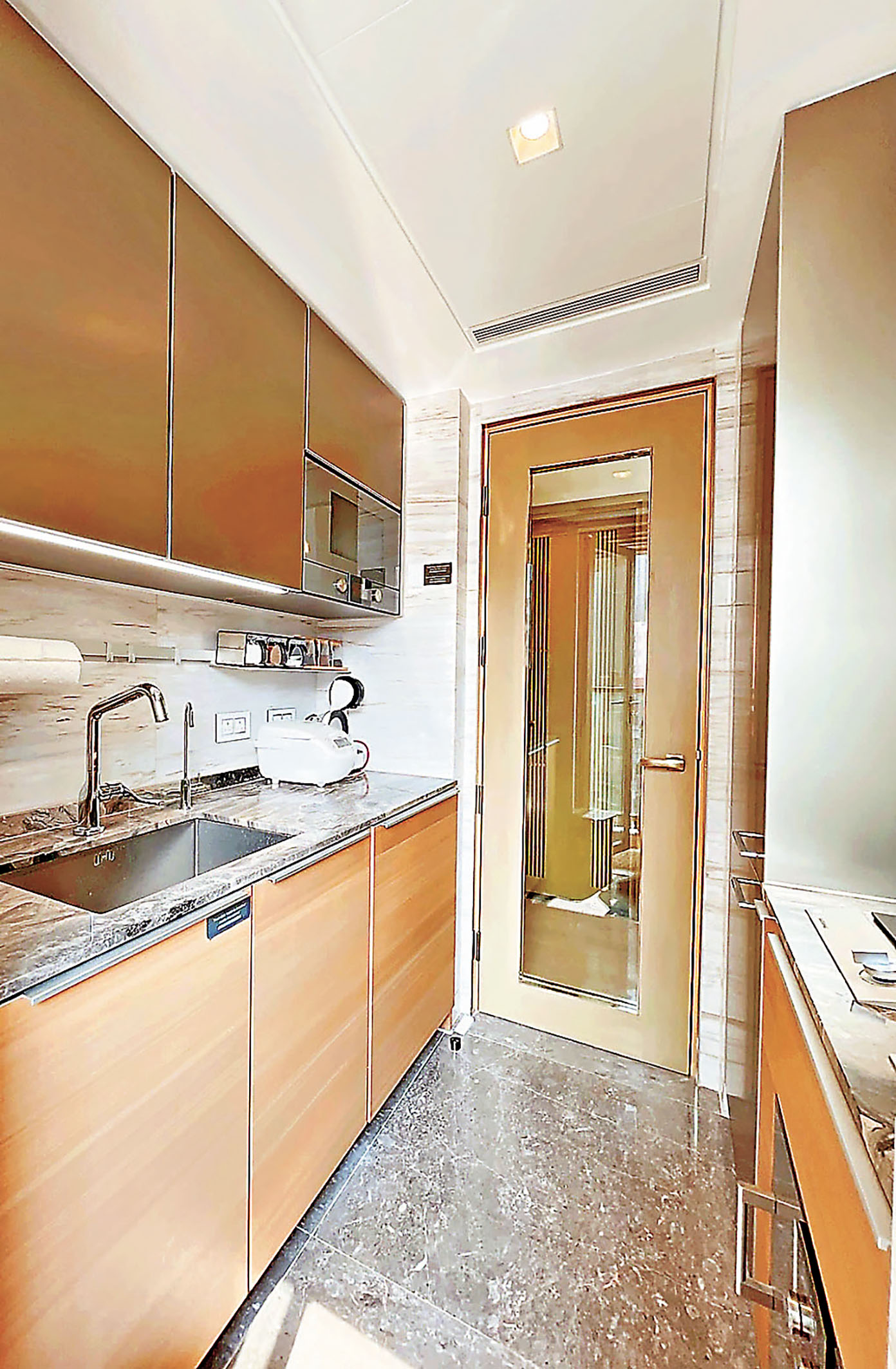 ■廚房煮食爐和洗菜盆分開。