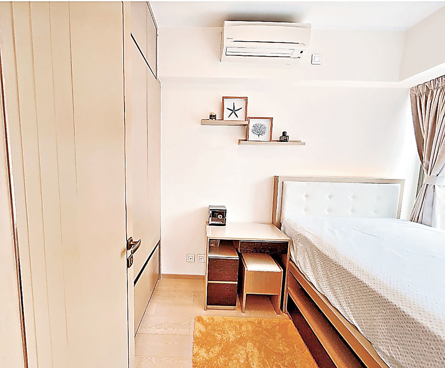 ■卡其色衣櫃及睡床。