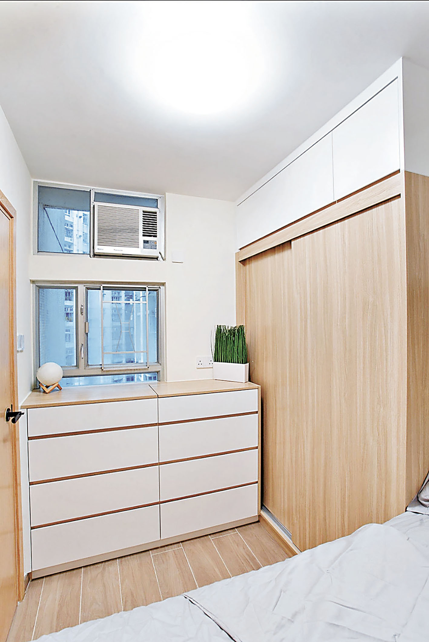 ■主人房設有大型衣櫃和白色收納櫃。