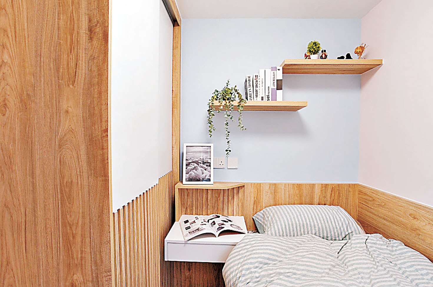 ■小睡房配上淺藍色牆身。