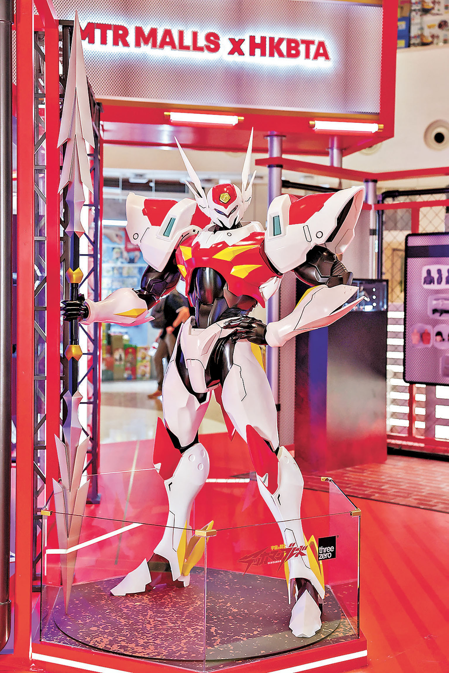 ■2米高《宇宙騎士利刃》。