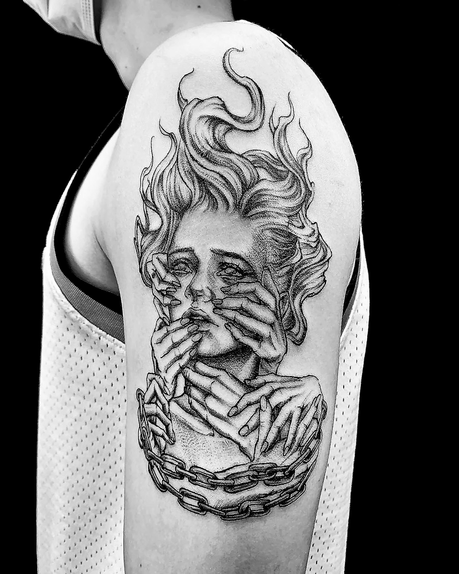 ■纏繞的鎖鏈提醒自己不要被過去所束縛和限制。 Dabbie作品