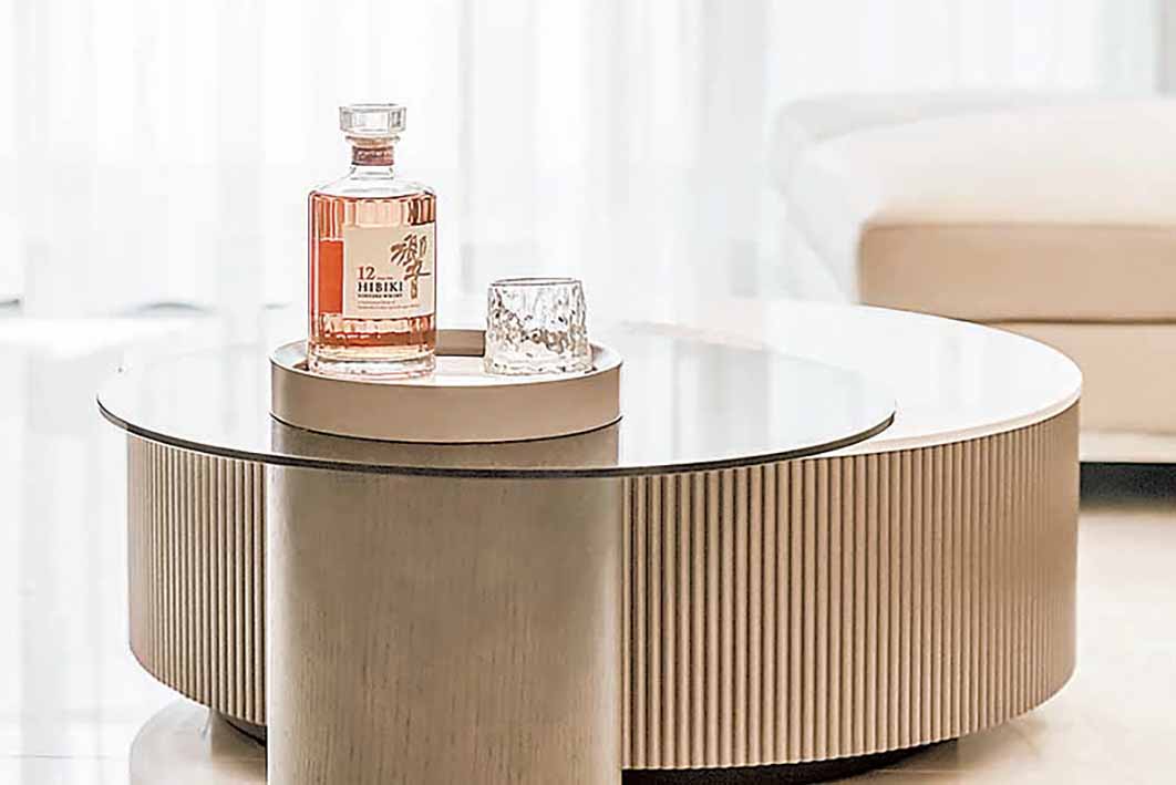 ■圓形小桌子設計獨特，閒時可作吧枱，淺嘗佳釀。