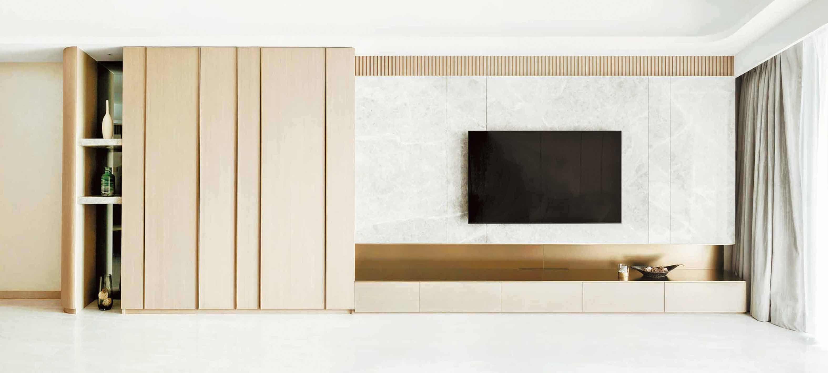 ■巨廳鋪設雲石電視牆、雲石擺設架及大型收納櫃。