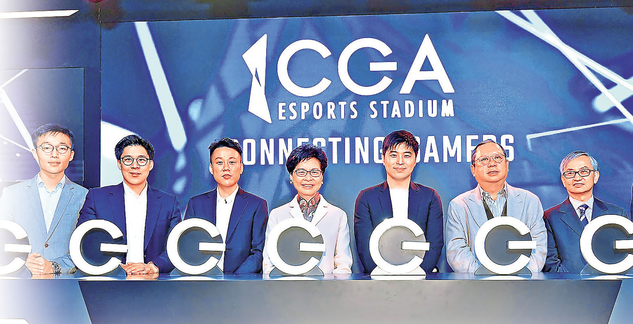 ■時任行政長官林鄭月娥（圖中）出席CGA香港電競館開幕典禮 。